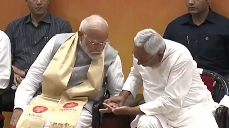 Ink Check Banter: Nitish Kumar Playfully Inspects PM Narendra Modi's Hand to See Inked Finger at Nalanda University Inauguration Event (Watch Video)