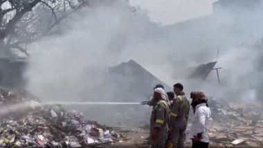 Lucknow Fire: Several Vehicles Gutted After Major Blaze Breaks Out at Car Garage in Chinhat, Fire Tenders Present at Spot (Watch Videos)