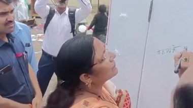 Savitri Thakur Writes ‘Beddi Padhao’ Instead of ‘Beti Padhao’ Slogan During Education Awareness Campaign in Madhya Pradesh, Video of Union Minister's Goof-Up Goes Viral