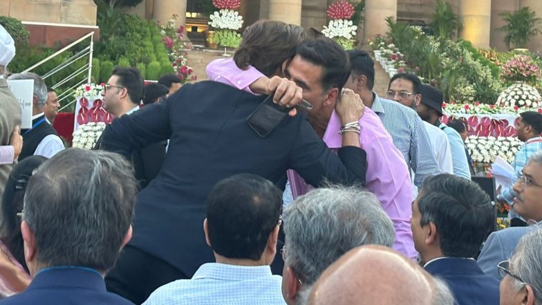 ‘King X Khiladi’ Shah Rukh Khan and Akshay Kumar Share a Warm Hug at PM Modi’s Oath-Taking Ceremony; Photo of Their Heartwarming Moment Goes VIRAL!