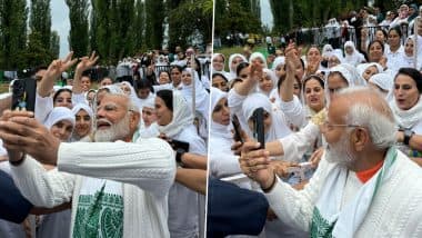 PM Modi Selfie With Kashmiri Girls: On International Yoga Day, Prime Minister Narendra Modi Poses for Selfies After Leading Yoga Session in Srinagar (See Pics)