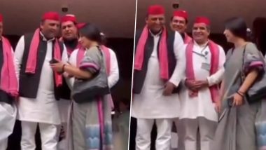 Akhilesh Yadav Bursts Into Laughter After Dimple Yadav Shows Him Something in Her Mobile Phone, Video of Couple   Sharing Light Moment Outside Parliament Goes Viral