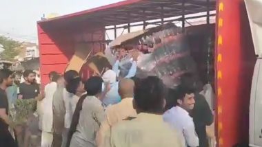 Coke Truck Looted in Pakistan: Vehicle Carrying Coca Cola Meets With Accident in Faisalabad, Locals Flee With Pack of Bottles (Watch Video)