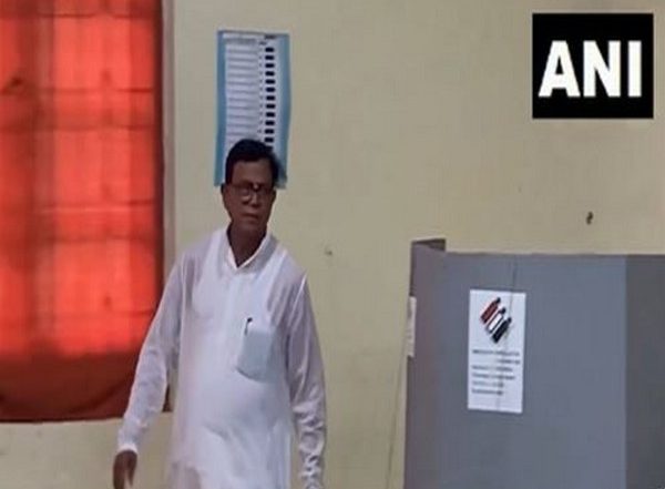 India News | CPI(M) West Bengal Secretary Mohammad Salim, His Wife Cast Votes in Kolkata