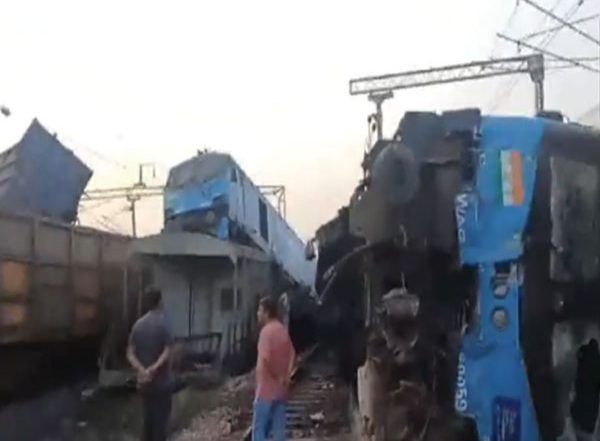 India News | Punjab: Loco Pilots Injured as Two Goods Trains Collide at Fatehgarh Sahib