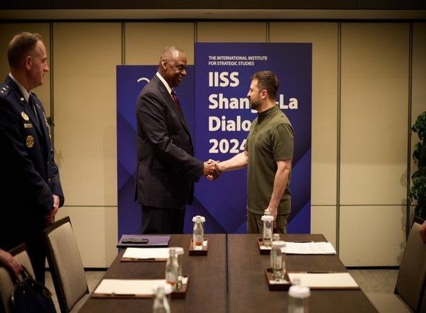 World News | Ukraine's President Zelenskyy Meets US Defence Secretary on Sidelines of Shangri La Dialogue in Singapore