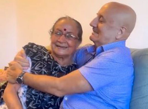 Entertainment News | Anupam Kher Celebrates His Mother Dulari in Special Way