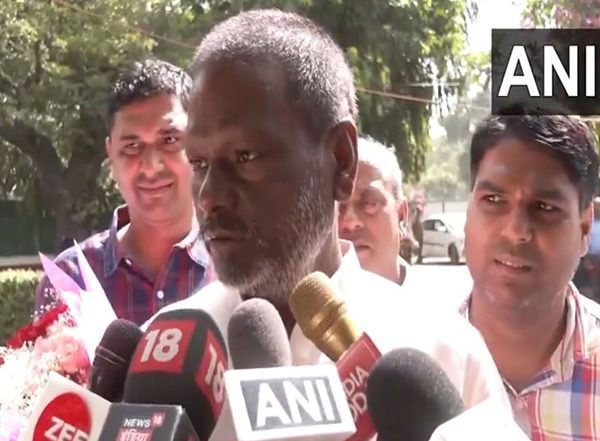 India News | JD(U) Leaders Arrive at Nitish Kumar's Residence for Party Meeting