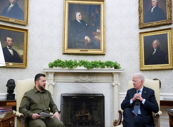 World News | US President Biden Apologises to Zelenskyy over Delay in Passing Aid Package to Ukraine