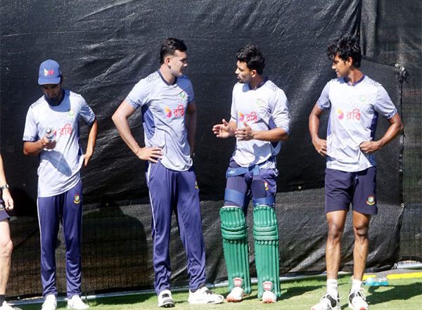Sports News | T20 WC: Bangladesh Skipper Najmul Hossain Shanto Wins Toss, Opts to Field Agaisnt Sri Lanka