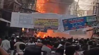 Delhi Hotel Fire: Massive Blaze Erupts at Restaurant in Shaheen Bagh, No Casualty Reported (Watch Video)