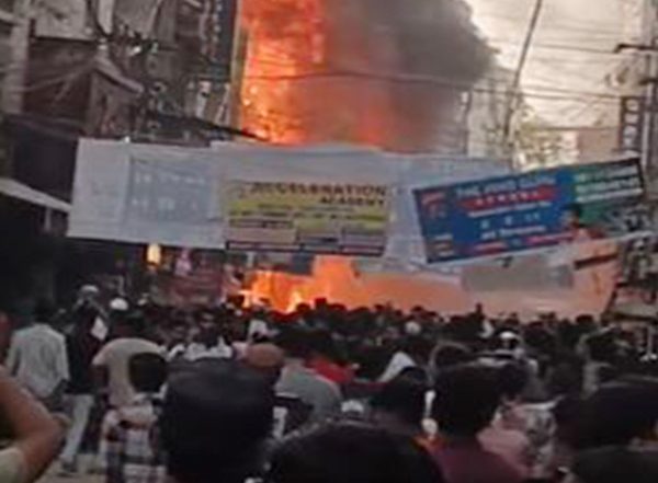 Delhi Hotel Fire: Massive Blaze Erupts at Restaurant in Shaheen Bagh, No Casualty Reported (Watch Video)