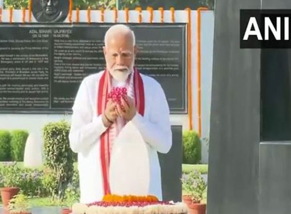 India News | Narendra Modi Pays Tribute to Ex-PM Atal Bihari Vajpayee Ahead of Oath-taking as PM