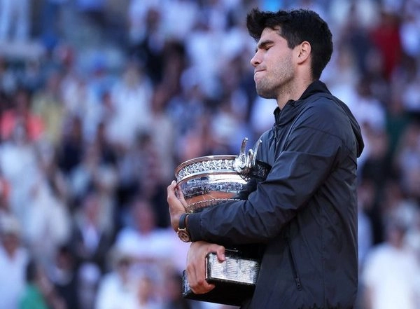 Sports News | Carlos Alcaraz Outlasts Alexander Zverev in Five-set Thriller to Lift Maiden French Open Title