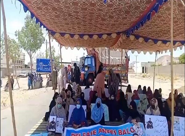 World News | Families of Abducted Baloch Individuals Block Major Roads at Khuzdar