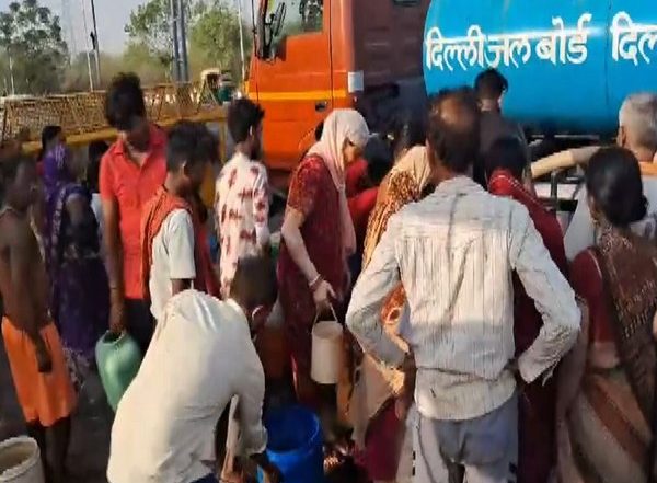 India News | Delhi Water Crisis: Geeta Colony Residents Forced to Fill Water from Tankers, Express Outrage
