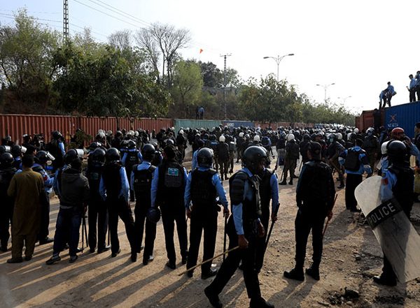 World News | Mianwali Police Cordon off Sessions Court to Re-arrest Acquitted Pakistan Tehreek-e-Insaf Workers
