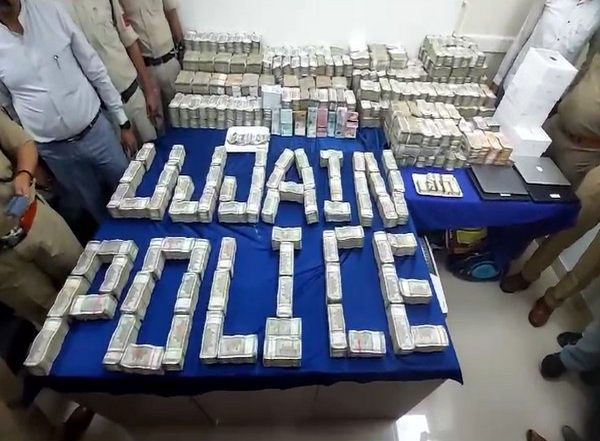 India News | MP: Police Bust International Betting Gang in Ujjain, Arrest Nine Persons, Recover Rs 14 Crore in Cash