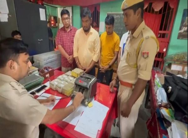 India News | Assam: Six Arrested for Illegal Exchange of Old Rs 2000 Denomination Notes in Karimganj