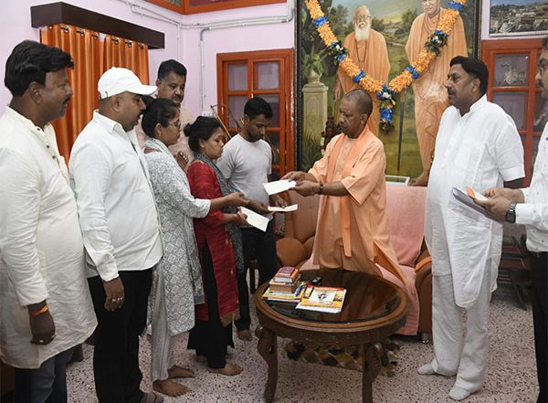 India News | UP CM Yogi Adityanath Offers Financial Assistance to Kin of Victims of Kuwait Fire Tragedy, Reasi Terror Attack