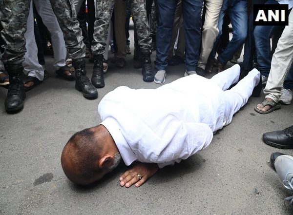 India News | Telangana: Bandi Sanjay Kumar Bows Down, Touches Ground as He Reaches Karimnagar