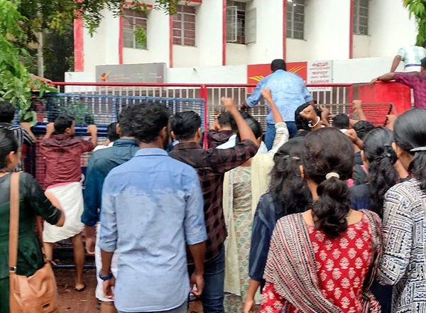 India News | Kerala: SFI Activists, Students Protest Against Cancellation of UGC NET Exam in Kannur