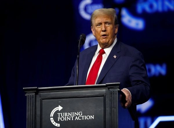 World News | Trump Floats Idea of Giving Foreign Students Graduating in US Green Cards Automatically