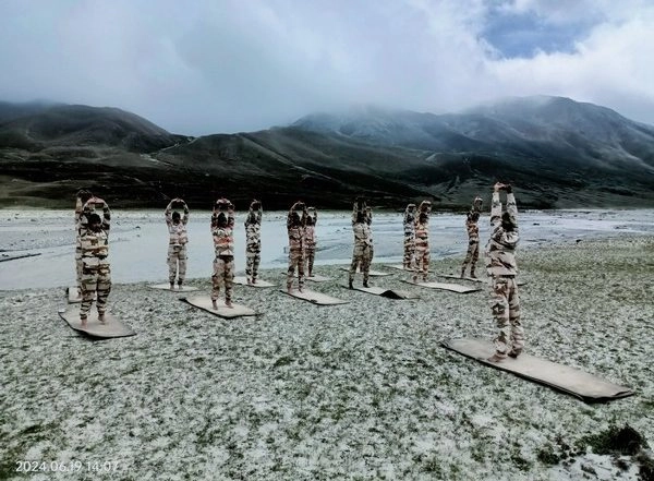 India News | Indian Army Personnel Perform Yoga in Icy Heights on International Yoga Day 2024