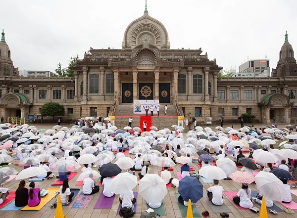 World News | Amid Rain Indian Embassy Organises Yoga Day Celebrations in Tokyo