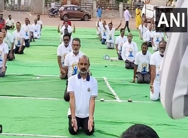 India News | Union Ministers G Kishan Reddy, Bandi Sanjay Kumar Participate in Yoga Day Celebrations