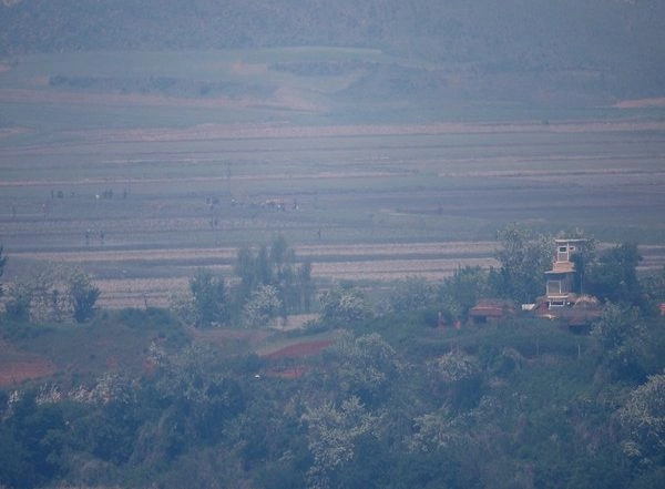 World News | South Korea Fires Warning Shots as North Korean Soldiers Cross Border Again