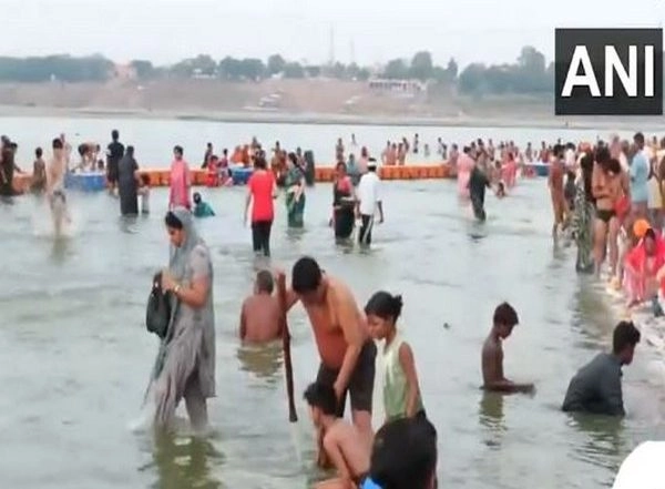 India News | Jyeshtha Purnima: Devotees Take Holy Dip in River Ganga in Uttar Pradesh, Uttarakhand; Offer Prayers