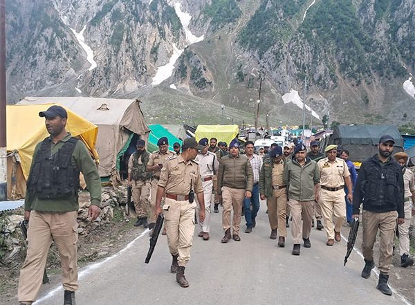 India News | J-K: IGP VK Birdi Reviews Security Measures Enroute to Amarnath Yatra, Camping Sites and Yatra Camp Baltal
