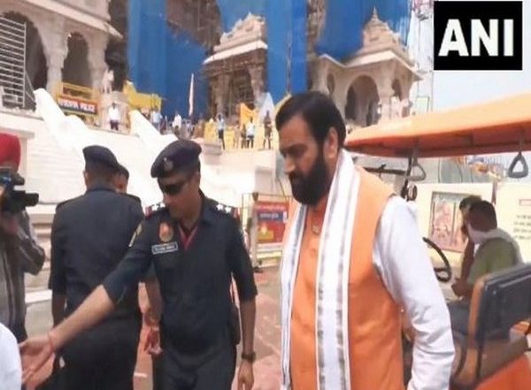 India News | Haryana CM Nayab Saini Seeks Blessings at Ayodhya's Ram Temple with Cabinet Ministers