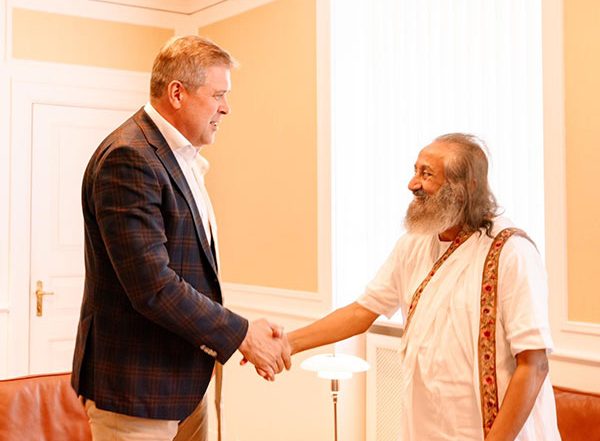 World News | Sri Sri Ravi Shankar Meets Iceland PM Benediktsson; Discusses Mental Health, Societal Welfare