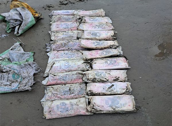 India News | Gujarat: BSF Recovers 20 Packets of Suspected Drugs Near Jakhau Coast