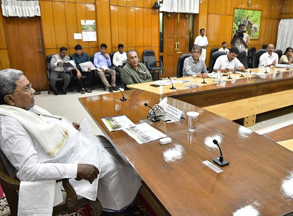 India News | Karnataka CM Siddaramiah Directs Officials to Ensure Availability of Treatment, Medicines Amid Surge in Dengue Cases