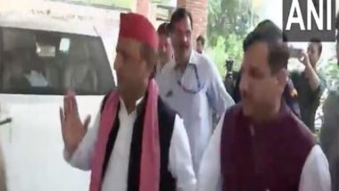 India News | SP Chief Akhilesh Yadav Meets AAP Minister Atishi at Delhi's Lok Nayak Hospital