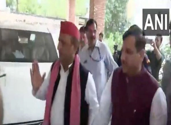 India News | SP Chief Akhilesh Yadav Meets AAP Minister Atishi at Delhi's Lok Nayak Hospital