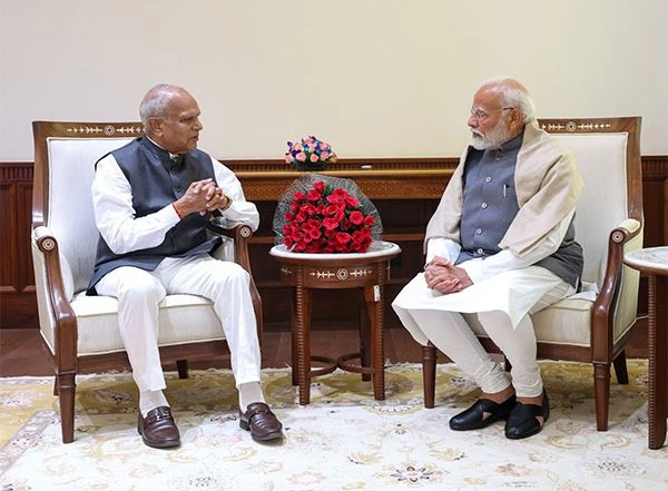 India News | Punjab Guv Banwarilal Purohit Calls on PM Modi in Delhi