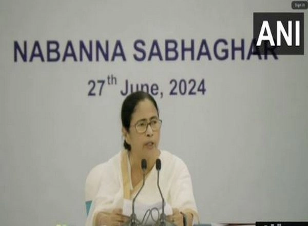 India News | Bengal CM Mamata Banerjee Holds Meet over Hawkers and Encroachment in the State