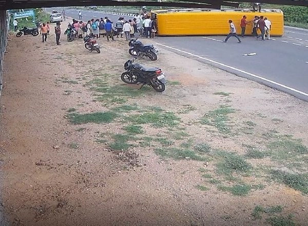 India News | Telangana: 1 Dead, 2 Injured in Road Accident Involving School Bus