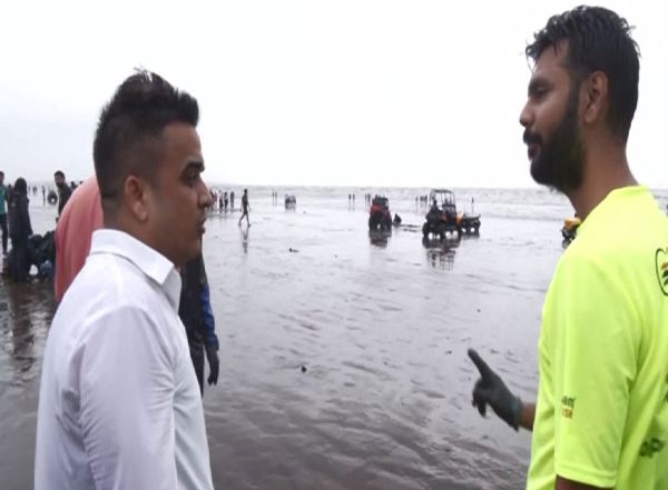India News | Gujarat Home Minister Harsh Sanghavi Joins Beach Cleanup in Surat