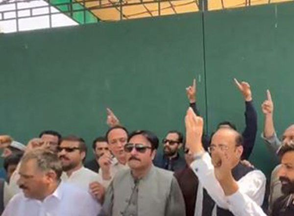 World News | Pakistan: Opposition in Punjab Assembly Holds Its Own Session, Pledge Not to Accept Maryam Nawaz as CM