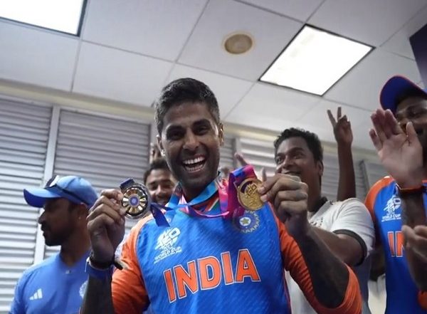 Sports News | T20 WC: Jay Shah Presents Suryakumar Yadav with 'Fielder of the Match' Award After Win over South Africa