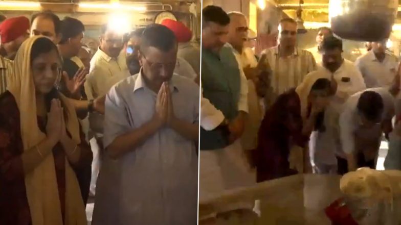 Delhi CM Arvind Kejriwal, Wife Sunita Kejriwal Offer Prayers at Hanuman Mandir in Connaught Place Ahead of His Surrender at Tihar Jail (Watch Video)