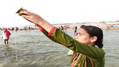 Ganga Dussehra 2024: Devotees Take Holy Dip at 'Sangam' in Prayagraj of Uttar Pradesh on Occasion of Ganga Dussehra (Watch Video)