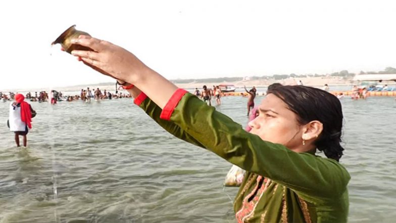 Ganga Dussehra 2024: Devotees Take Holy Dip at 'Sangam' in Prayagraj of Uttar Pradesh on Occasion of Ganga Dussehra (Watch Video)