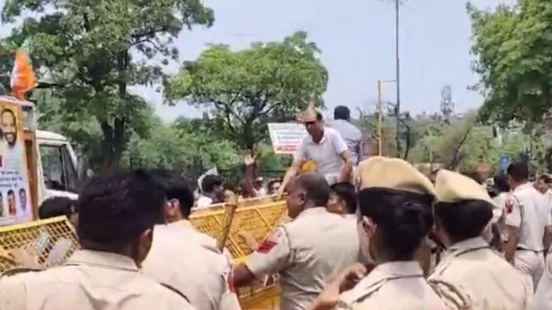 Delhi: Water Cannon Used on BJP Workers Protesting Over Water Crisis, Netizens Say 'Irony Doob Ke Mar Gayi' (Watch Video)