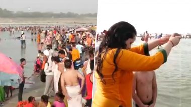 Uttar Pradesh: People in Large Numbers Offer Prayers on Banks of Holy Ganga During Ganga Dussehra Festival in Prayagraj (Watch Video)